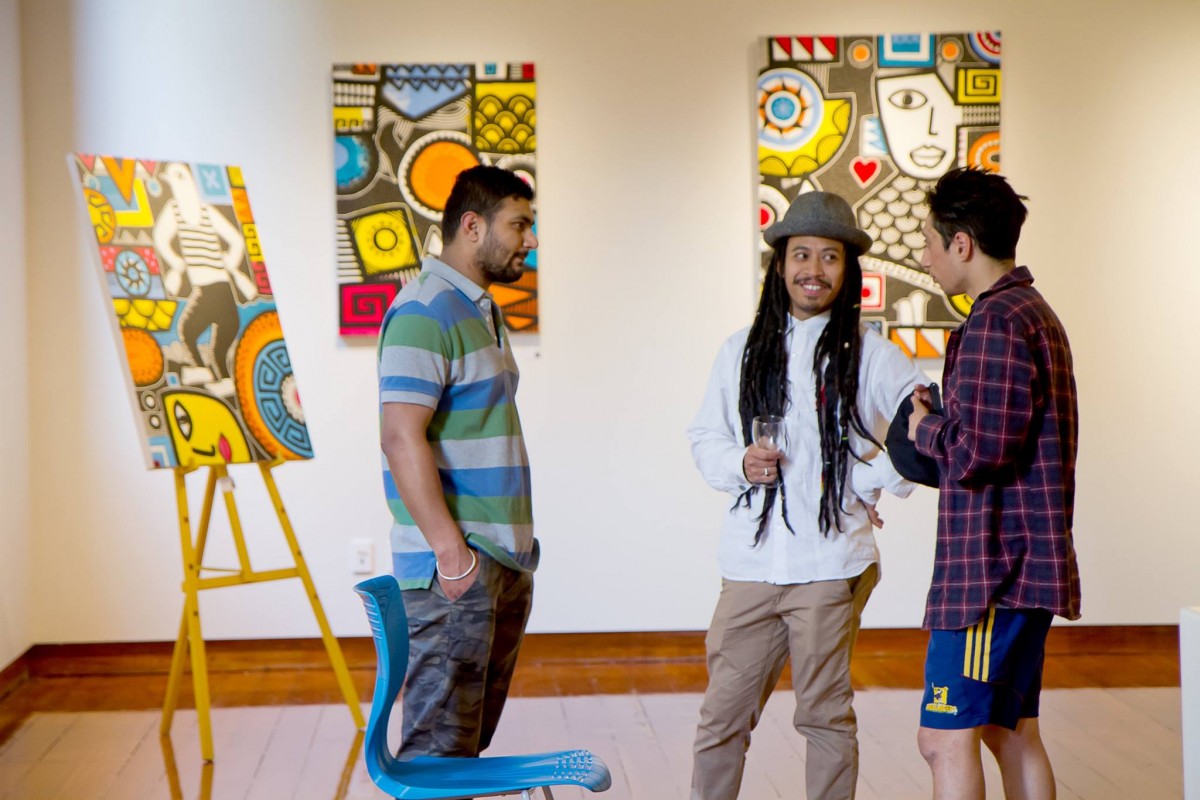 Dali tengah berbincang dengan pengunjung pameran karyanya di Selandia Baru